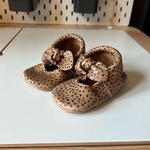 NWOT Freshly Picked Almond Speckles Leather Knotted Bow Baby Shoe
